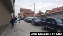 Veturat e EULEX-it pranë shtëpisë së ish-kryetarit të Kuvendit, Jakup Krasniqi.