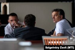 Orbán Viktor miniszterelnök (j) résztvevőkkel beszélget a Fidesz-KDNP frakcióülésén a Park Inn Sárvár szállóban 2012. szeptember 5-én. Balra Rogán Antal, a Fidesz parlamenti frakcióvezetője.