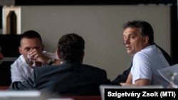 Orbán Viktor miniszterelnök résztvevőkkel beszélget a Fidesz-KDNP frakcióülésén a Park Inn Sárvár szállóban 2012. szeptember 5-én. Balra Rogán Antal, a Fidesz parlamenti frakcióvezetője.