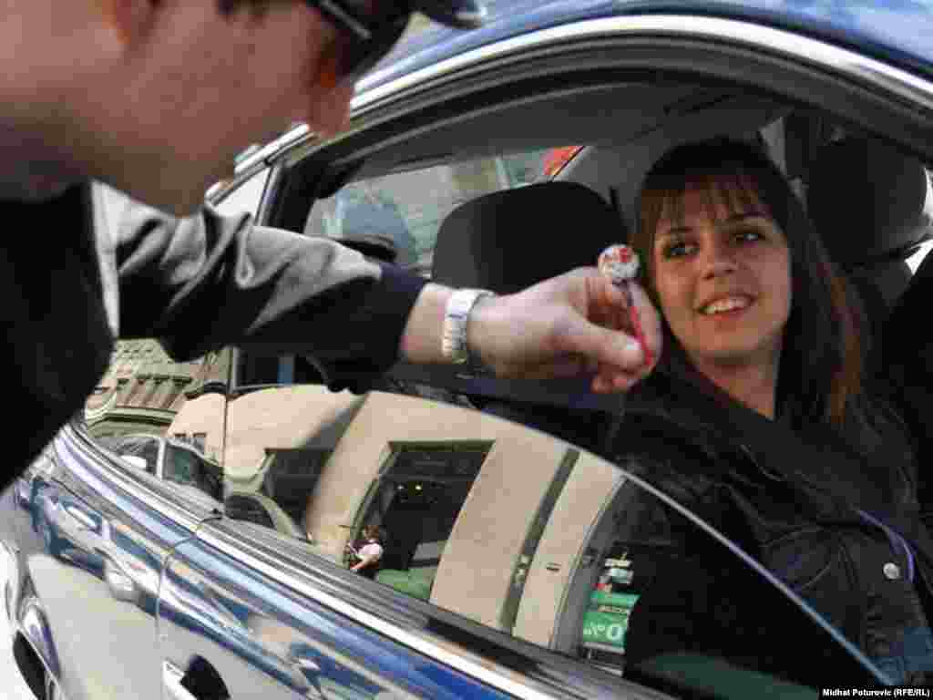 Udruženje za razvoj i promicanje umjetničke djelatnosti "Magacin Kabare" priredilo je na gradskim ulicama neobični performans "Rejon sreće", obilježavajući time 6. april, Dan Grada Sarajeva, Foto: Midhat Poturović