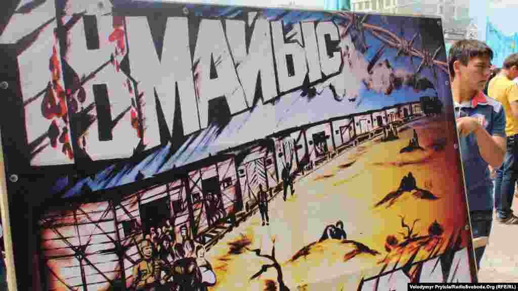 Osamnaestog maja 1944. godine, samo nekoliko dana nakon konačnog oslobođenja Krima, Staljin je naredio Crvenoj armiji da izvrši prisilnu deportaciju više od 200.000 krimskih Tatara koji su naseljavali poluotok. Sovjetska vlada je smatrala da su krimski Tatari sarađivali sa nacistima, te ih je poslala na udaljena područja Rusije i Centralne Azije. Procjenjuje se da je više od polovine krimskih Tatara umrlo u prvoj godini od posljedica prinudne deportacije. Krimski Tatari su tek u kasnim 1980-im godinama počeli sa postepenim povratkom na Krim i sada na ovom poluotoku čine oko 20 posto stanovništva. &nbsp; (Krimski Tatari u Simferopolju održavaju komemoraciju kojom obilježavaju 69. godišnjicu deportacije sa Krima, 2013.)