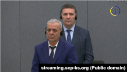 Sabit Januzi (ispred) i Hadži Šajlja (iza) u sudnici u Hagu, 4. februar 2025.