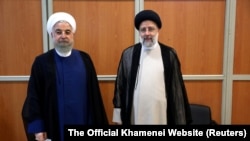 Bivši iranski predsjednik Hasan Rohani i njegov nasljednik Ebrahim Raisi tokom ceremonije inauguracije, Teheran (3. august 2021.)