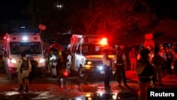 Vojnici stoje pored kola hitne pomoći na mjestu urušavanja bine tokom predizbornog skupa u San Pedro Garza Garsiji, Meksiko, 22. maja 2024. 