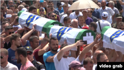 U Memorijalnom centru Potočari kod Srebrenice, na istoku Bosne i Hercegovine, 11. jula je sahranjeno 19 žrtava srebreničkog genocida.