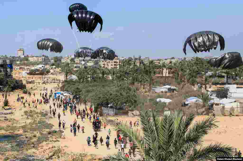 Paketi pomoći, ispušteni iz aviona, padaju iznad područja Gaze, 31. jula.