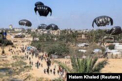 Pachete cu ajutoare, aruncate dintr-un avion deasupra Fâșiei Gaza, iulie 2025.