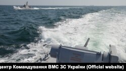 Момент перед инцидентом между украинским и российским кораблями. Фото ВМС Украины. 25 ноября 2018