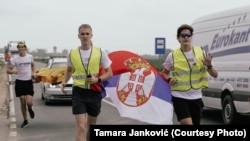 Studenti se smenjuju i trče u timovima, a duž puta ih prati automobil u kojem je tim za prvu pomoć.