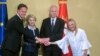 Holandski premijer Mark Rutte, predsjednica Evropske komisije Ursula von der Leyen, predsjednik Tunisa Kais Saied i italijanska premijerka Giorgia Meloni, rukuju se u predsjedničkoj palati u Kartagini, Tunis, 16. juli 2023.