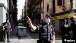 Disa policë spanjoll gjatë një operacioni kundwr-terror. Fotografi nga arkivi. 