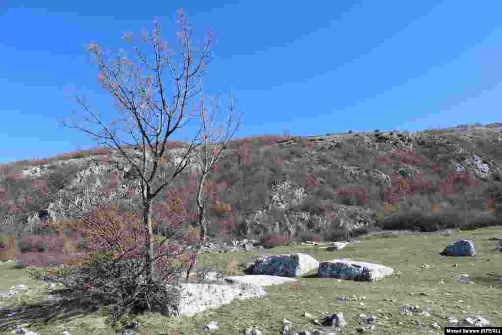 Nekoliko stećaka kod sela Dobrč;