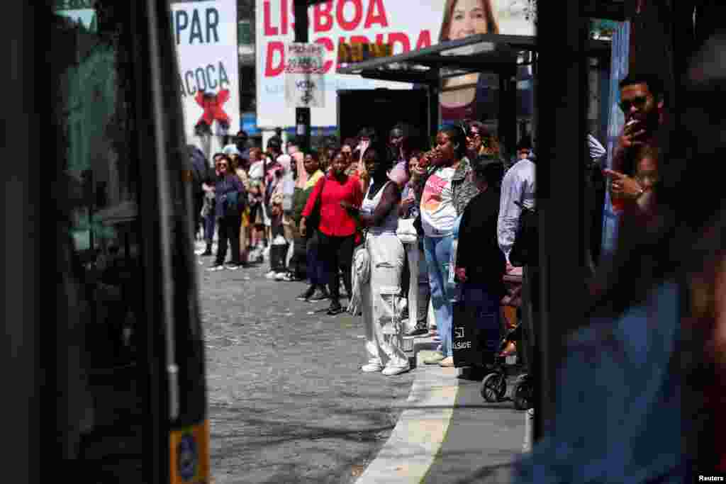 Ljudi stoje na autobuskoj stanici nakon što je metro zatvoren zbog nestanka struje, u Lisabonu, Portugal, 28. aprila 2025.