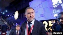Oligarhul rus Oleg Deripaska, văzut aici în iunie 2022, este sancționat de Statele Unite începând din 2018. Procurorii americani susțin că un agent de contrainformații FBI de top și un fost diplomat rus au fost angajați să încerce să anuleze sancțiunile.