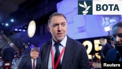 Oligarku rus Oleg Deripaska, në qershor 2022, është sanksionuar nga Shtetet e Bashkuara që nga viti 2018.