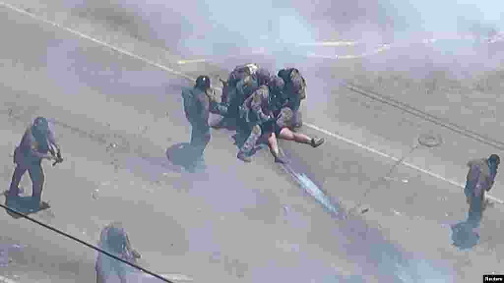 A helyi televízió felvételei az egyik összecsapás helyszínéről azt mutatták, hogy a tüntetők dühösen kiabálnak és gesztikulálnak a fegyveres, egyenruhás, sisakot és arcmaszkot viselő szövetségi ügynökökkel, akik aztán többeket a földre vittek