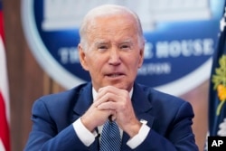 Președintele Biden spune că nu crede că Vladimir Putin va recurge la folosirea arsenalului nuclear, dar chiar și menționarea acestuia ar da dovadă de iresponsabilitate.