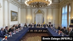 Član Predsjedništva Bosne i Hercegovine Denis Bećirović sa šefom Delegacije Evropske unije (EU) u BiH Luiđijem Sorekom (Luigi Soreca) i ambasadorima država članica EU u BiH u Sarajevu, 6. marta. 