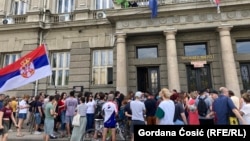 Okupljanje ispred Filološkog fakulteta u Beogradu zbog upozorenja dekanke da se zgrada isprazni zbog održavanja prijemnog ispita, 22.7.2025. 