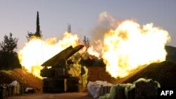 Ushtria izraelite duke sulmuar me artileri jugun e Libanit. 11 dhjetor 2023. 