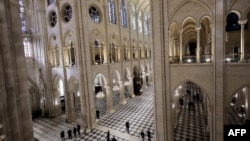 Снимка на реставрираната парижка катедрала "Нотр Дам" 