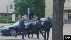 Imagine de arhivă: gărzile de corp îl duc pe Fico în mașină după tentativa de asasinat de la Handlova, pe 15 mai.