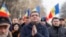 Liderul „Partidul nostru” Renato Usatîi (C) participă la un protest în centrul orașului Chișinău, Moldova, 16 ianuarie 2016. Cetățenii protestează împotriva lui Vladimir Plahotniuc și cer alegeri anticipate