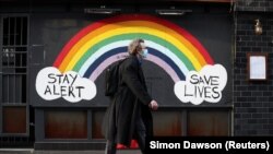 Járókelő a londoni Sohóban 2020. november 7-én.