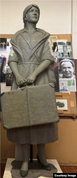 Statuia femeii migrante