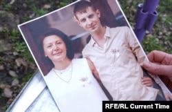 Fotografija na kojoj je Tetyana Popovych sa sinom Vladislavom koji se nalazi u ruskom zatvoru, od ruskog napada na Buču 2022. godine.