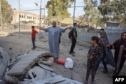 Un palestinian este nemulțumit deoarece cortul său de refugiat a fost avariat în urma atacurilor aeriene israeliene asupra unei clădiri cu șase etaje din cartierul Saftawi, la vest de Jabalia, în nordul Fâșiei Gaza, pe 19 august 2025.