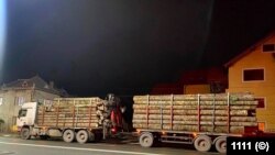 În urma sesizărilor la 112, mai multe camioane cu lemn tăiat ilegal au fost confiscate sau indisponibilizate până la terminarea cercetărilor 
