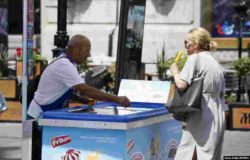 Kada je u pitanju drugačija klima u odnosu na decenije pre 90-ih, iz RHMZ-a ukazuju i na povećano prisustvo vodene pare u atmosferi i navode da je, na primer, vlažnost vazduha u Beogradu danas 15 odsto veća nego u to vreme. 