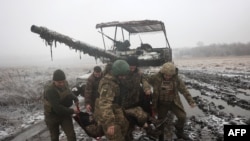 Echipajele de tancuri ucrainene în timpul unui exercițiu nu departe de linia frontului în direcția Bahmut, în regiunea Donețk, pe 15 decembrie 2023.