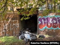 Отпадъци, струпани в непосредствена близост до Блок 2