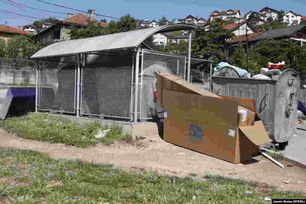 U okviru akcije čišćenja, koja je započela u aprilu, aktiviran je i dežurni Viber broj 062 00 22 44, na koji građani mogu prijavljivati nepropisno odložen otpad kao i pravna i fizička lica koja to rade na javnim površinama.