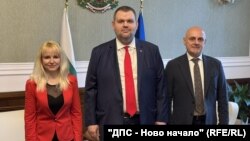 Депутатката Ваня Василева, която напусна парламентарната група на ДПС Доган, лидерът на "ДПС-Ново начало" Делян Пеевски и депутатът от партията Цветан Енчев