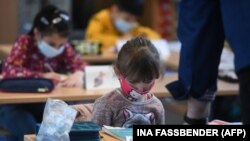 Második osztályos gyerekek a németországi Dortmund egyik iskolájában 2021. február 22-én