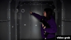 Deși văzute ca o soluție în ce privește protecția în timpul bombardamentelor, grație mobilității sale, experții atrag atenția că din cauza pereților subțiri, siguranța nu este garantată în capsulele de oțel.