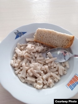 Тарелки с лого ГМК "Норникель" в столовой исправительного центра ИУФИЦ-2