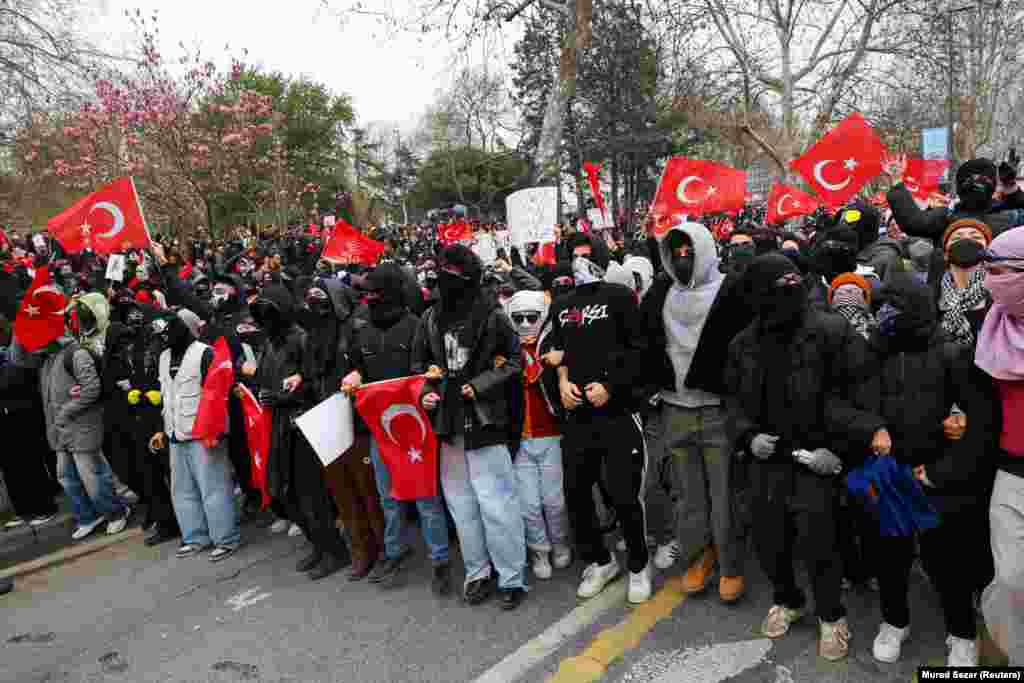 Ljudi sa zastavama u Istanbulu protestuju zbog hapšenja gradonačelnika Ekrema Immamoglua. Opozicija kaže da je hapšenje politički motiviasano, no predsjednik Turske poriče.