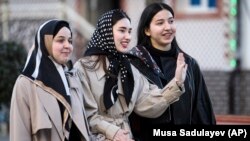 Женщины на улице Грозного. Иллюстративная фотография 