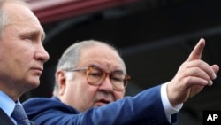 Ruski tajkun, rođen u Uzbekistanu, Ališer Usmanov pored ruskog predsednika Vladimira Putina, 14. jul 2017.