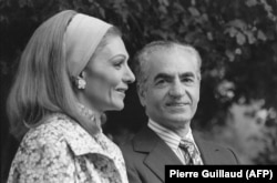 Mohammed Reza Pahlavi Iráni sah és felesége, Farah Diba 1979. január 24-i marokkói látogatásukon. Néhány hónappal később a sah uralmát elsöpörte az iszlám forradalom