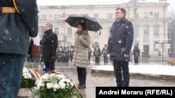 Președinta Maia Sandu, speakerul Igor Grosu și premierul Dorin Recean depun flori la monumentul lui Ștefan cel Mare în cadrul ceremoniei dedicate Zilei Memoriei și Recunoștinței, 2 martie 2025.