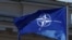 Flamuri i NATO-s. Fotografi ilustruese nga arkivi. 