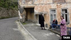 Причина столь серьезных последствий стихии в том, что городские коммуникации катастрофически устарели и уже не выдерживают резко возросшую в последние годы нагрузку