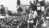 Cetățeni ai Republicii Moldova în Piața Marii Adunări Naționale, în ziua adoptării „Declarației de Independență”, 27 august 1991, Chișinău.