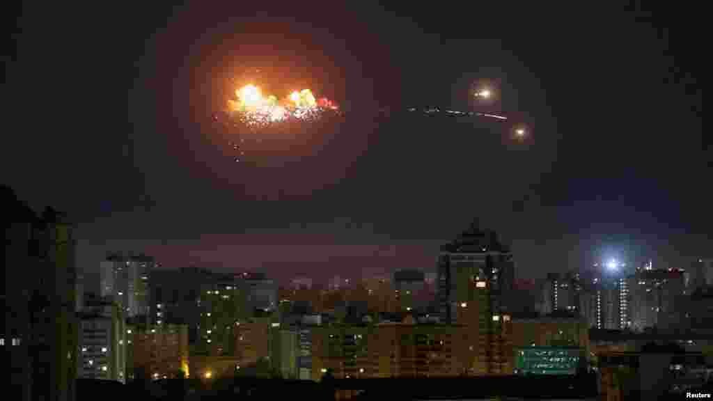 Балистичка ракета експлодира во воздух под дејство на против-воздушната одбрана на небото над Киев