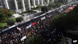 Protest antifascist în fața unui tribunal din Atena, pe 7 octombrie 2020. Curtea a scos în afara legii Partidul Zorii Aurii, o formațiune politică neo-nazistă, care a avut și reprezentați în parlamentul elen vreme de 7 ani. 